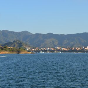 Scenic view of the Guatapé Dam in Colombia, showcasing its turquoise waters and surrounding landscape.