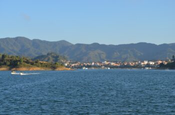 Scenic view of the Guatapé Dam in Colombia, showcasing its turquoise waters and surrounding landscape.